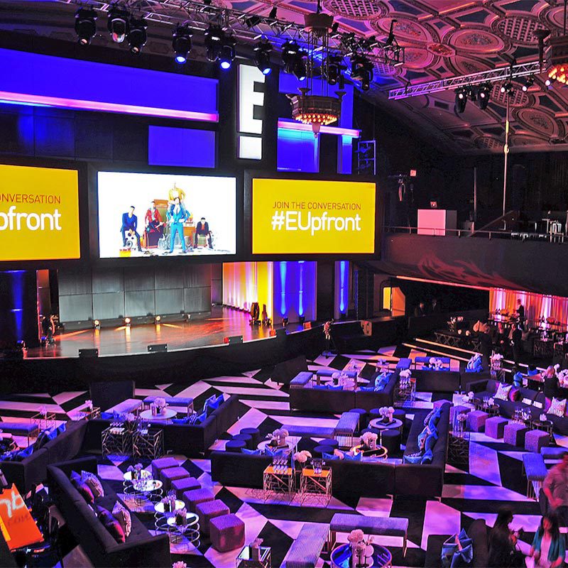 grand-events1 A spacious room filled with numerous individuals seated around, engaged in conversation and interaction.